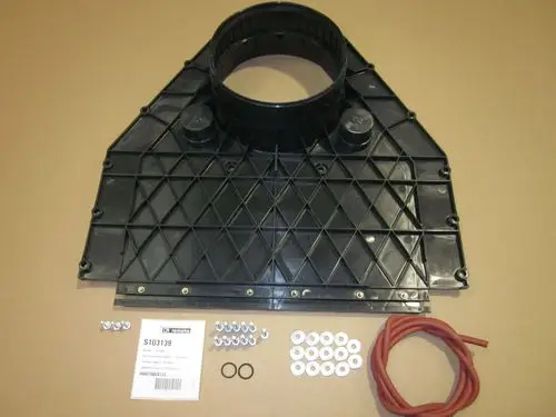 Schwarzes Anschlussstück mit runder Öffnung und integrierten Befestigungselementen, verpackt mit Schrauben, Unterlegscheiben und Dichtungen, Marke Remeha.
